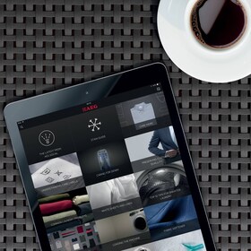 Mees telefoni my AEG äpis auruahju temperatuuri valimas