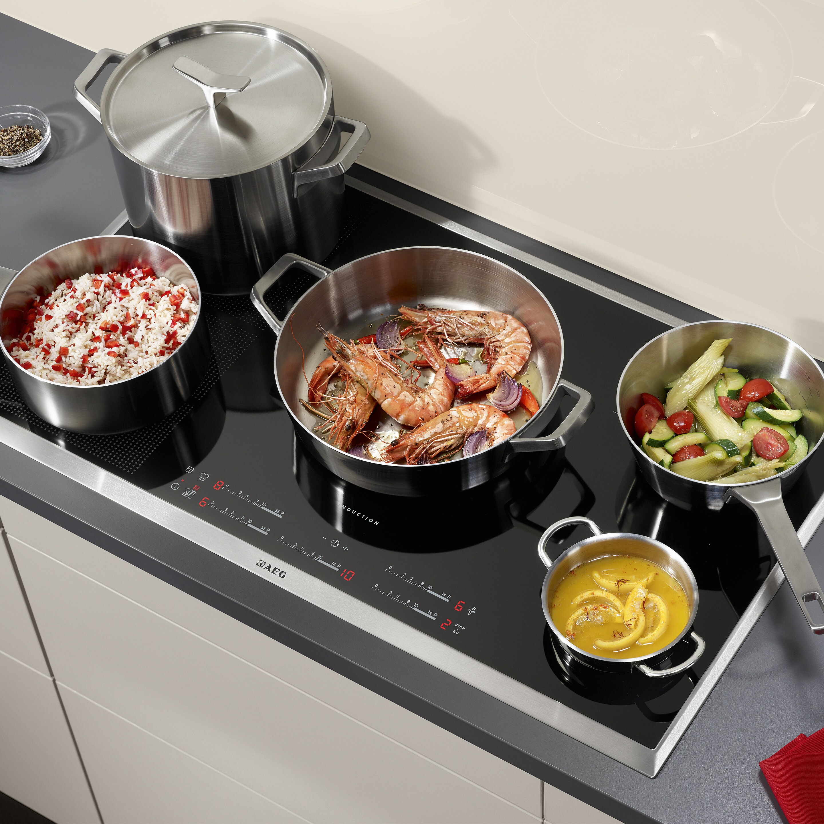 Electroluxi induktsioonpliit, millel valmistatakse erinevaid toite