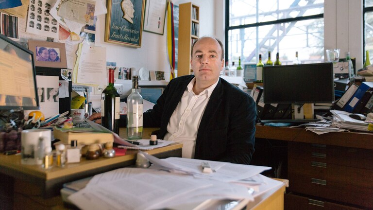 Charles Spence oma ülikooli kabinetis