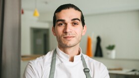 Jozef Youssef seismas oma restoraniköögis