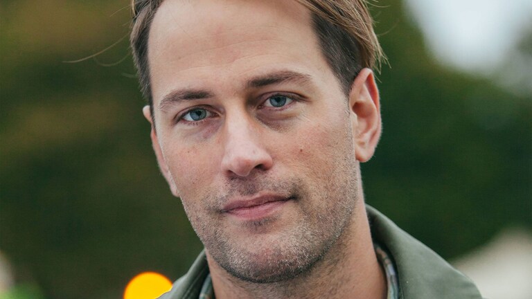 Tristram Stuart kaamerasse naeratamas